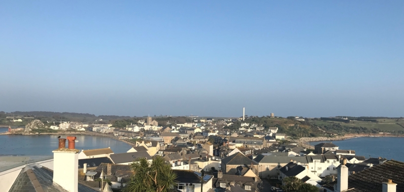 Picture of houses on the Isles of Scilly near the sea. 