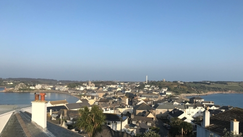 Picture of houses on the Isles of Scilly near the sea. 